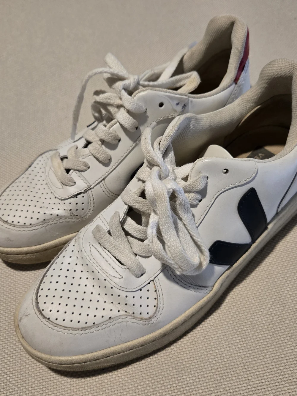 Veja comfortable white